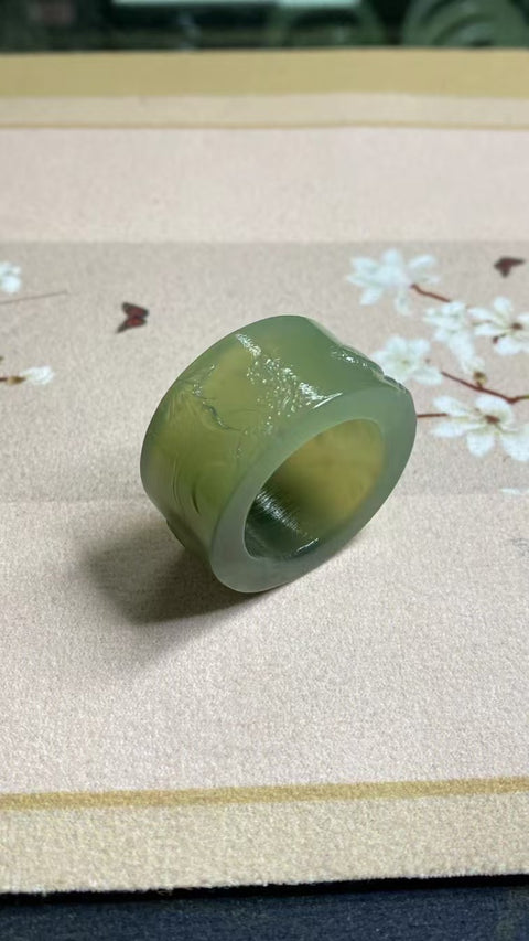 Pemicu Giok Halus Ukuran 23-25mm Ukuran 24.3mm Tinggi 18.3mm Kualitas giok halus dan hangat Gaya yang indah sudah termasuk pajak pengiriman.