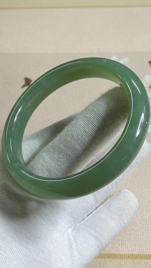Gelang Hijau Penuh Giok Cui Fine Jade Ukuran 61-63mm Ukuran 62.1mm Lebar Sisi 12.1mm Giok secara alami terjadi secara acak Tingkat Pola Acak Termasuk pajak pengiriman.