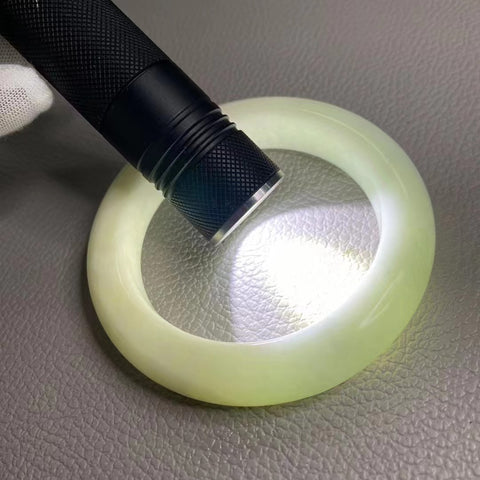 Gelang Batu Giok Ciu Alami Gelang Biru Porselen Putih Batu giok bersih, halus dan hangat Biru Putih Ukuran 58-60mm Ukuran 59.4mm Lebar 13.8mm Batu giok muncul secara alami Pola acak Pajak pengiriman sudah termasuk.