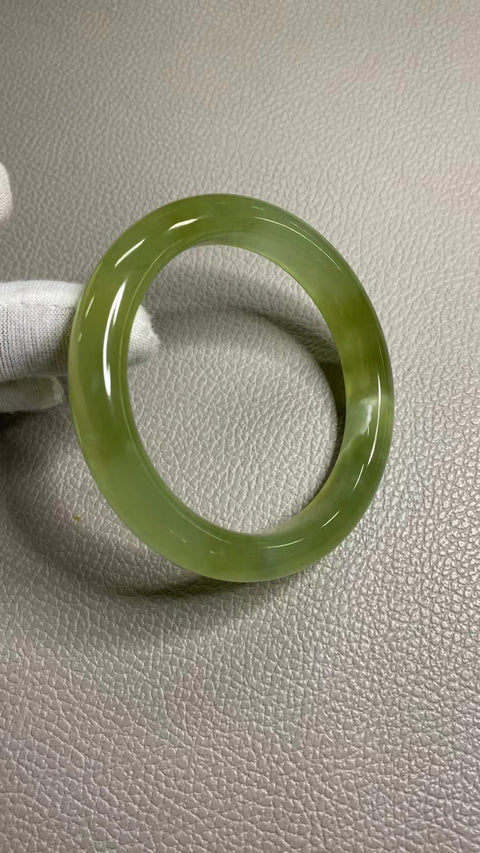 Gelang Kuning Minyak Ayam Giok Cui Giok Alami Ukuran 61-63mm Ukuran 62.3mm Lebar Samping 11.8mm Giok ini terbentuk secara alami dan polanya acak Sudah termasuk pajak pengiriman.