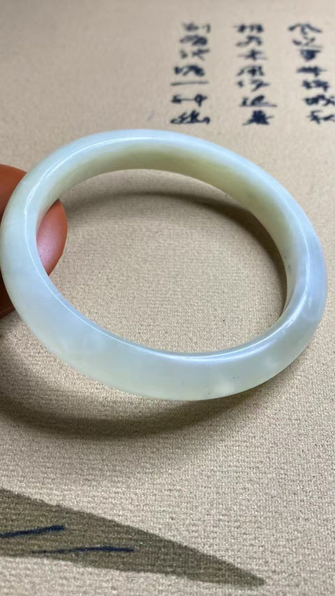 Gelang Cahaya Bulan Putih Giok Cui Giok Alami Ukuran 63-65mm Ukuran 64.3mm Lebar Sisi 11.7mm Giok terjadi secara alami Pola acak termasuk pajak pengiriman