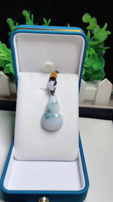 Liontin Labu Giok Jadeite Alami Giok adalah bahan lubang tua yang bersih, halus dan hangat Ukuran 3.6 * 2.1 Sudah termasuk ongkos kirim dan pajak.