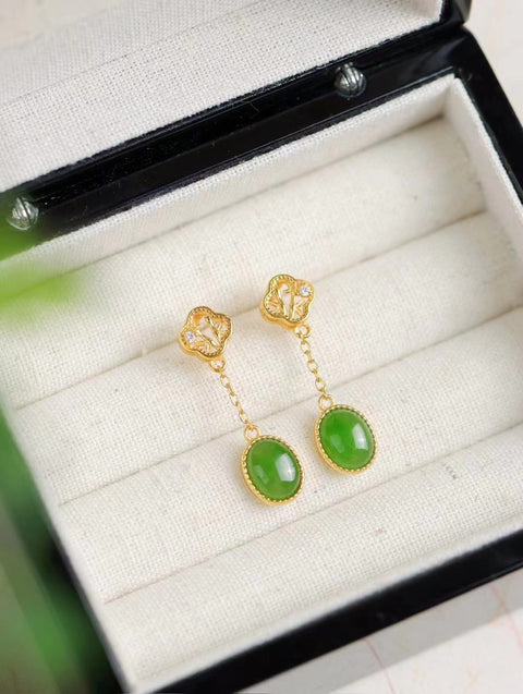 Anting-anting satu sisi dari batu giok alami yang terbuat dari perak 925. Batu giok yang bersih, halus dan hangat. Gaya yang indah. Harga sudah termasuk pajak pengiriman.