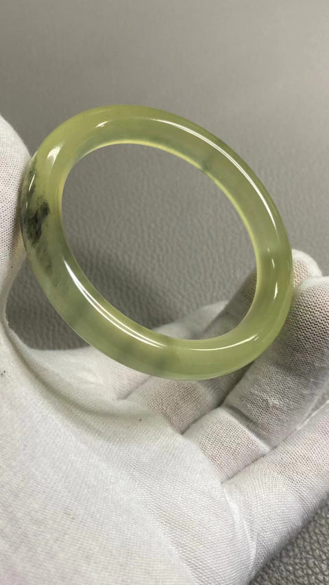 Gelang Warna Musim Semi Giok Cui Giok bersih, halus dan hangat Ukuran 55-57mm Ukuran 56.2mm Lebar Sisi 10mm Giok terbentuk secara alami Pola pengiriman acak sudah termasuk Pajak Pengiriman