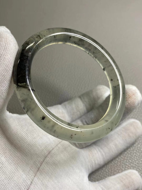 Gelang Tinta Giok Cui Alami di Atas Es Ukuran 59-61mm Ukuran 60.2mm Lebar Sisi 11mm Giok terjadi secara alami Pola acak Pengiriman dan pajak sudah termasuk.