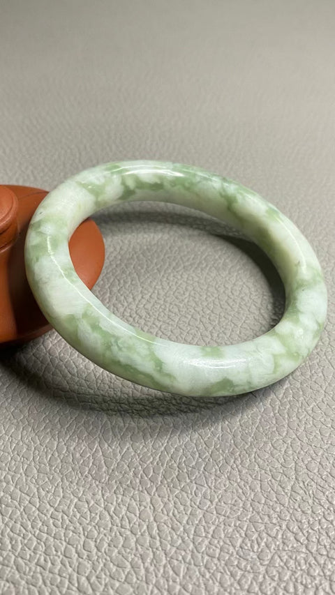 Gelang Cui Giok Minyak Cui Tua Ukuran 54-56mm Ukuran 55.6mm Lebar Sisi 11.5mm Giok terjadi secara alami Pola acak Pengiriman dan pajak sudah termasuk.