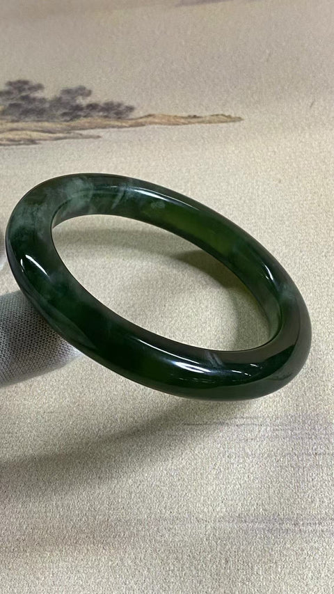 Gelang Bahan Fine Cui Jade 180 Ukuran 56-58mm Ukuran 57.2mm Lebar Sisi 10mm Batu giok muncul secara alami dan polanya acak Sudah termasuk pajak pengiriman.