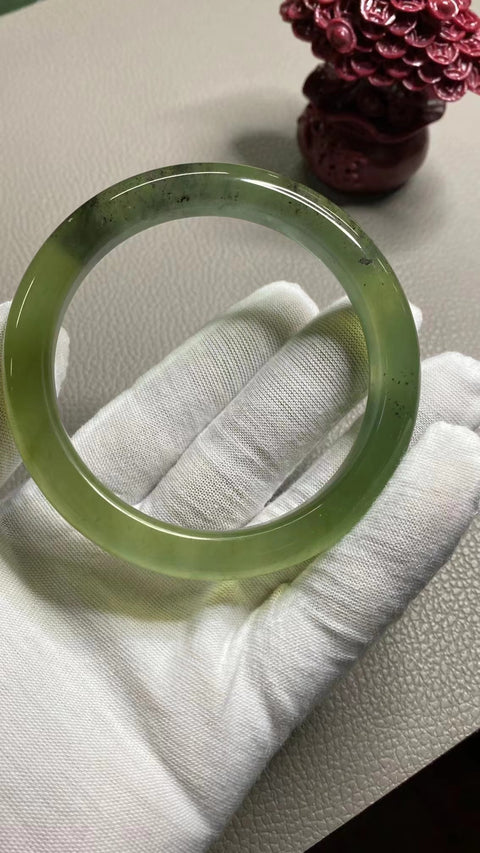 Gelang Warna Musim Semi Giok Cui Giok Alami Ukuran 64-66mm Ukuran 65.2mm Lebar Sisi 12.7mm Giok ini semuanya muncul secara alami Pola-polanya acak Sudah termasuk ongkos kirim dan pajak.