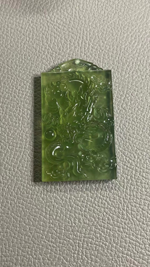 Liontin naga hijau penuh giok Cui halus Ukuran 67 * 39mm Giok bersih, halus dan hangat Termasuk pajak pengiriman.