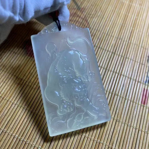 Liontin Harimau Giok Halus Ukuran 35 * 63mm Sudah termasuk ongkos kirim dan pajak.