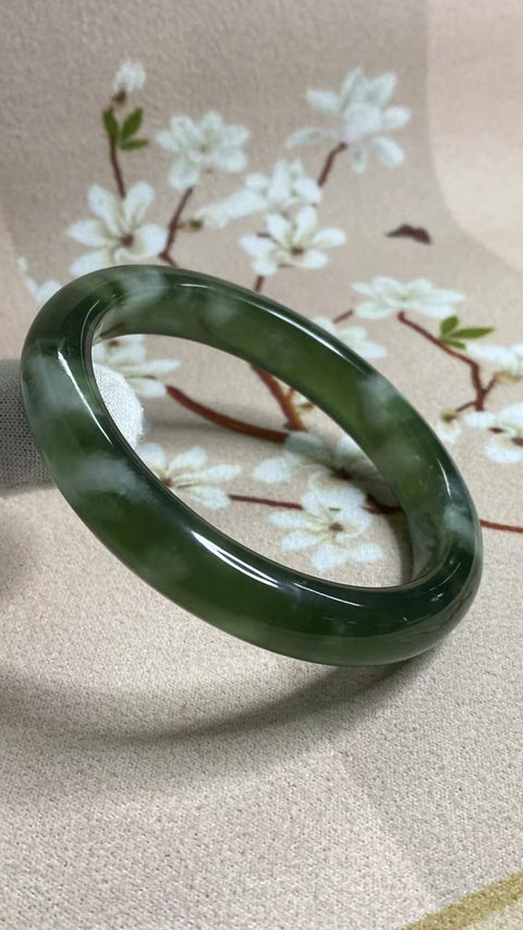Gelang Bahan Cui Jade 180 Ukuran 60-62mm Ukuran 61.2mm Lebar Sisi 11.6mm Batu giok terbentuk secara alami Pola acak Pengiriman dan pajak sudah termasuk.