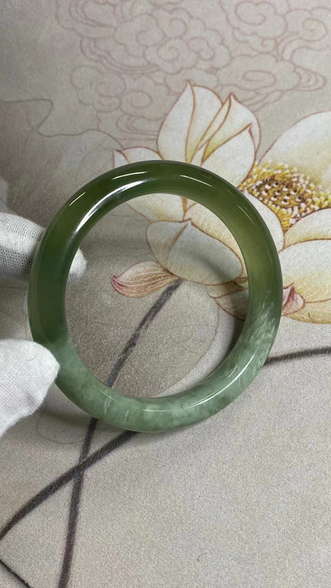 Gelang Giok Ciu Alami Ukuran 61-63mm Ukuran 62.8mm Ukuran 12.6mm Giok adalah batu giok yang terbentuk secara alami Pola acak Termasuk ongkos kirim dan pajak