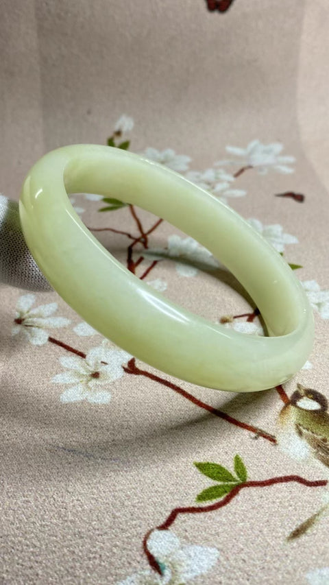 Gelang Cahaya Bulan Putih Giok Cui Giok Alami Ukuran 64-66mm Ukuran 65.5mm Lebar Sisi 13.8mm Giok semuanya terjadi secara alami Pola acak termasuk pajak pengiriman