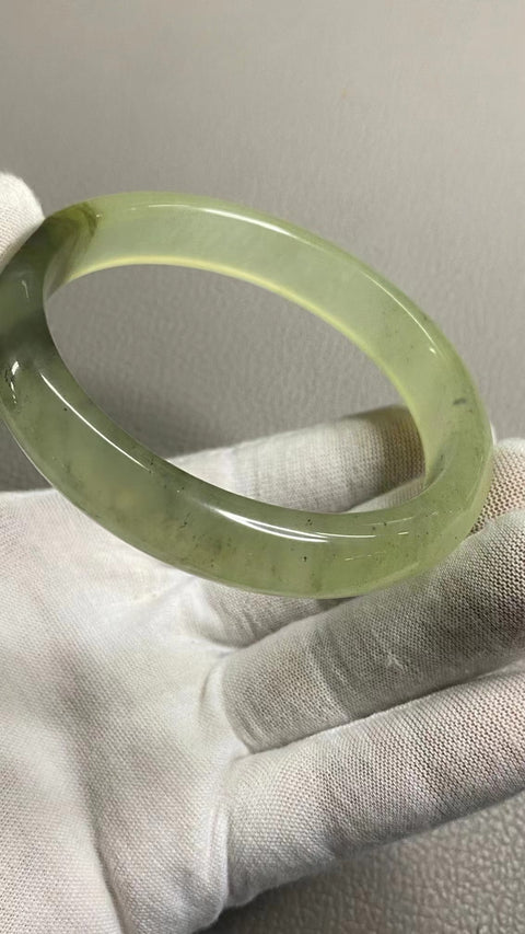 Gelang Tinta Giok Cui Giok bersih, halus dan hangat Ukuran 63-65mm Ukuran 64.5mm Lebar Samping 12.6mm Giok terbentuk secara alami Pola acak sudah termasuk pajak pengiriman