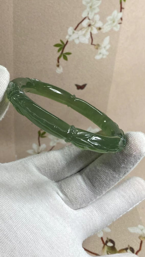 Gelang Ukiran Bambu Hijau Es Giok Cui Giok Alami Ukuran 60-62mm Ukuran 61.1mm Lebar Sisi 9.6mm Giok adalah semua yang terjadi secara alami Pola adalah acak Termasuk Pajak Pengiriman