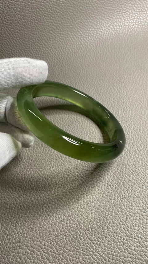 Gelang Giok Cui Giok Alami Warna Musim Semi Ukuran 63-65mm Ukuran 64.9mm Lebar Sisi 12.7mm Giok semuanya terjadi secara alami Pola acak termasuk pajak pengiriman