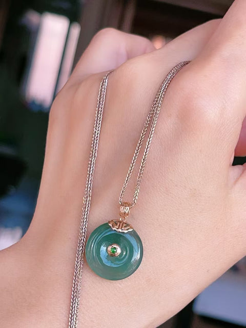 Kalung Jadeite Alami Pengaturan Emas 18k Ukuran 18.4mm Tebal 5mm Tekstur Jernih Jernih Gaya Cantik Tugas Berat Sudah termasuk pajak pengiriman.