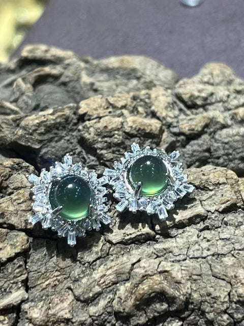 Anting Kepingan Salju Giok Cui Giok Alami Ukuran 6mm Giok bersih, halus dan hangat. 925 Perak Sudah termasuk pajak pengiriman.