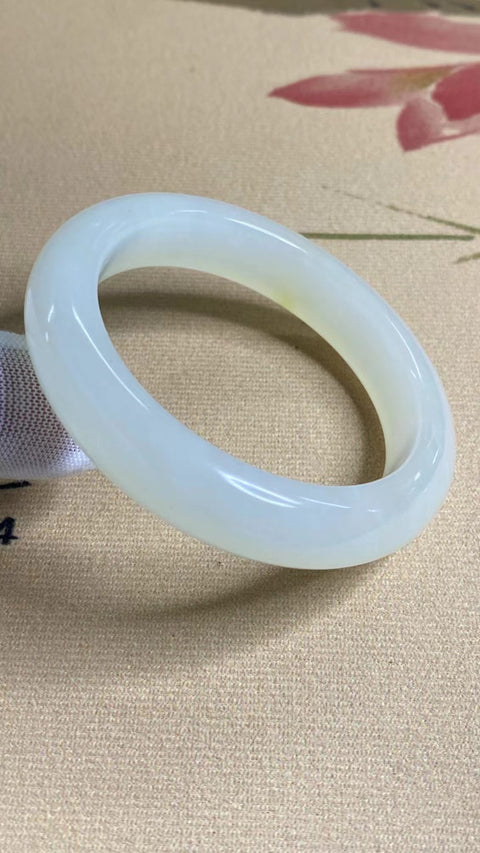 Gelang Cahaya Bulan Putih Giok Hetian Jade Alami Bahan Pit Tua & nbsp; Bagian Bawah Halus dan Hangat Ukuran 54.7mm Lebar Samping 12.7mm Termasuk Pajak Pengiriman