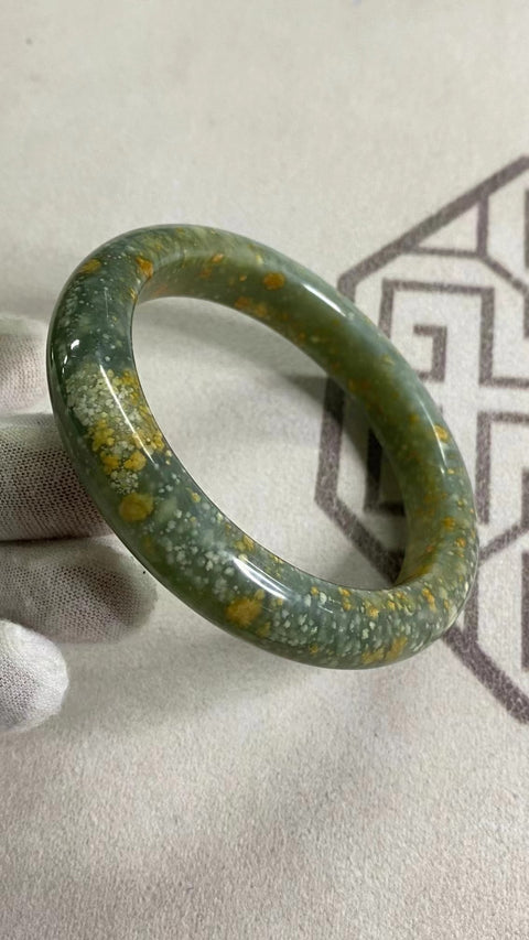 Gelang Giok Bunga Giok Cui Giok Alami Ukuran 60-62mm Ukuran 61.3mm Lebar Sisi 13.1mm Giok terjadi secara alami Pola acak Pengiriman dan pajak sudah termasuk.