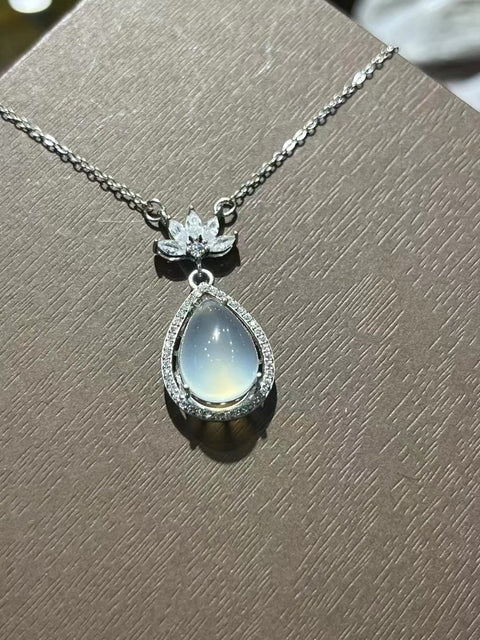 Kalung Giok Alami dengan Tetesan Teratai yang terbuat dari Giok Perak 925 yang bersih, halus dan hangat.