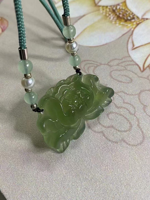Liontin Hijau Giok Cui Giok Alami Ukuran 45 * 28mm Giok halus dan hangat, diukir dengan tangan, sudah termasuk ongkos kirim dan pajak.