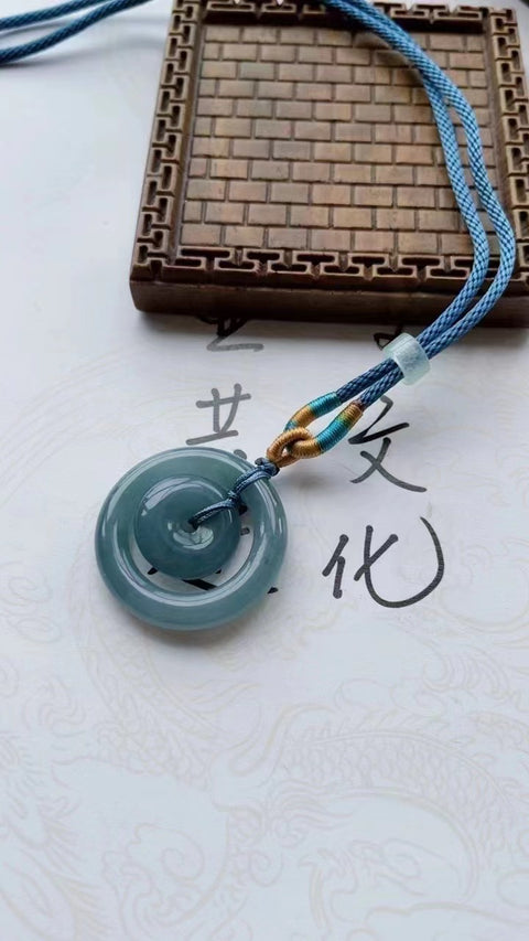 Liontin Jadeite Alami dengan Jepitan Ibu Damai dan aman Bahannya halus dan hangat Bahan air biru yang indah Ukuran 2.8 Termasuk ongkos kirim dan pajak