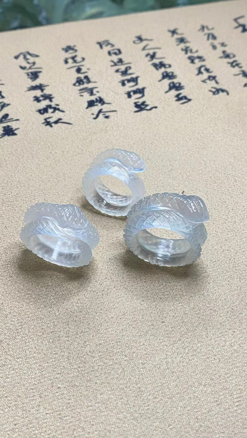 Cincin Ular Es Giok Cui Giok Alami Ukuran 17-21mm Giok halus dan hangat, gaya yang indah, diukir dengan tangan, sudah termasuk pajak pengiriman.