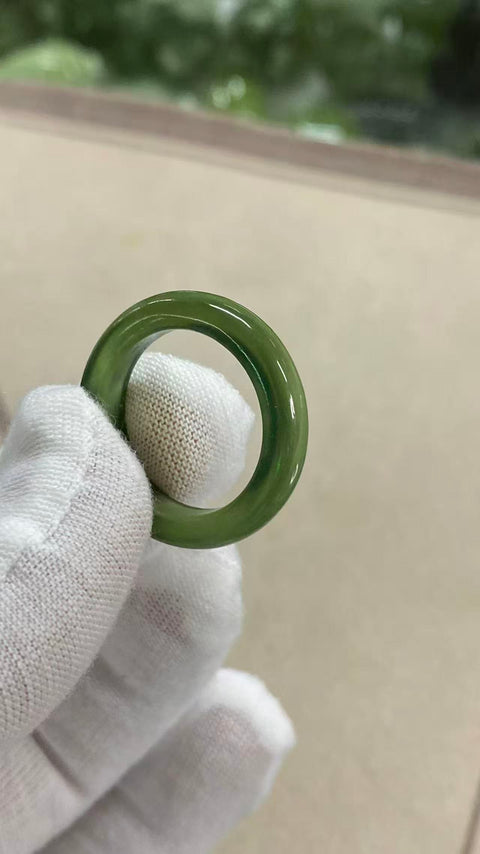 Cincin: Cincin hijau penuh giok Xiuyan yang indah, diameter dalam 20mm, termasuk pengiriman dan pajak