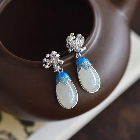 7086 Anting-anting Krisan Giok Hetian Giok Alami yang terbuat dari perak 925 Ukuran 8 * 16mm Giok bersih, halus dan hangat, gaya yang indah sudah termasuk pajak pengiriman.