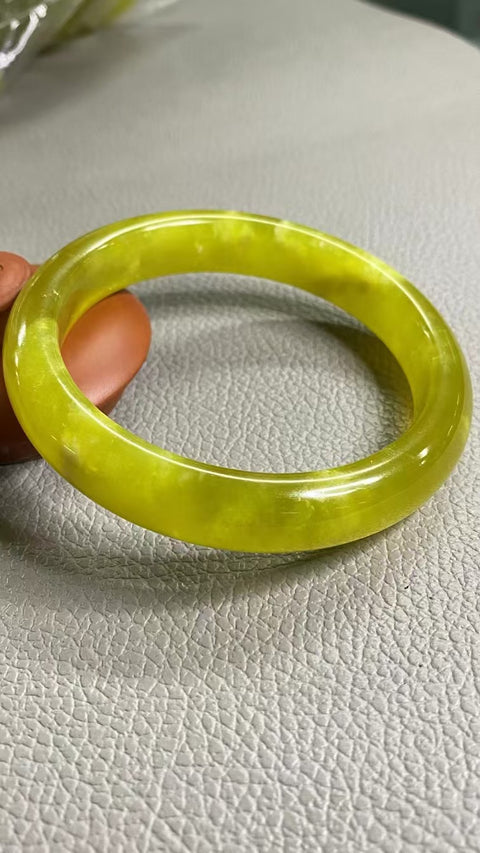 Gelang Bunga Emas Giok Cui Giok Alami Ukuran 64-66mm Ukuran 65.4mm Lebar Sisi 13.2mm Giok terjadi secara alami Pola acak Pengiriman dan pajak sudah termasuk.