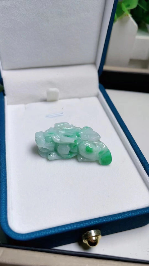 Liontin Pi Giok Alami Warna Hijau Pedas Menarik Kekayaan Batu giok itu bersih, halus dan hangat Bahan lubang tua Ukuran 4.0 * 1.5 * 1.2 Sudah termasuk ongkos kirim dan pajak.