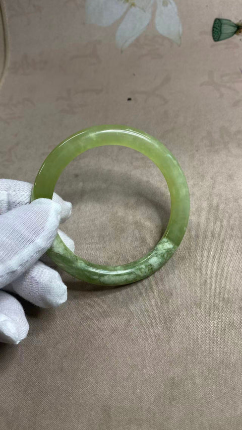 Gelang giok Xiuyan yang indah, diameter dalam: 54,8 mm. Batunya terbentuk secara alami, dan polanya acak. Biaya kirim dan pajak sudah termasuk.
