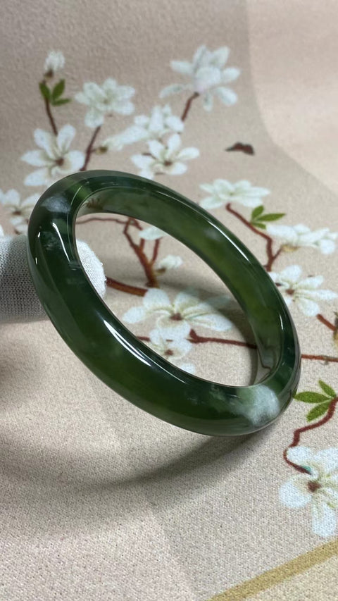 Gelang Bahan Giok Cui Alami 180 Ukuran Gelang 59-61mm Ukuran 60.3mm Lebar Sisi 11.8mm Giok terbentuk secara alami Pola acak Pengiriman dan pajak sudah termasuk.