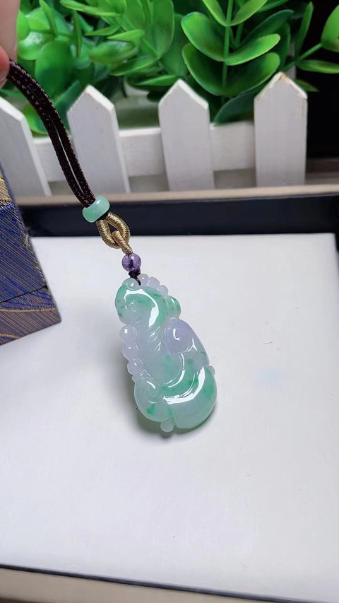 Liontin Jadeite Ruyi Bahan lubang tua & nbsp; Giok bersih dan halus, tebal dan penuh Ukuran 4.2 * 2.3 Sudah termasuk pajak pengiriman