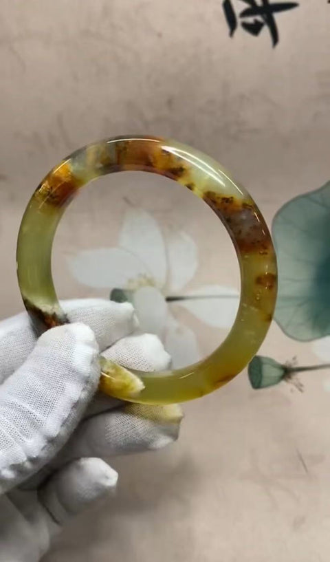 Gelang giok Xiuyan warna-warni bermotif bunga yang indah, diameter dalam: 58,5 mm, lebar tepi: 11 mm. Semua batu terbentuk secara alami. Biaya kirim dan pajak sudah termasuk.