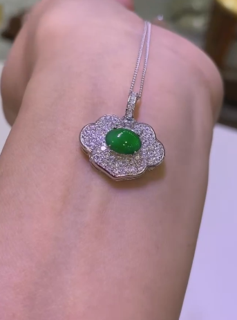 Kalung Kunci Ruyi Jadeite Guatemala Alami Ukuran 6 x 8mm, terbuat dari perak 925. Ukuran keseluruhan 20 x 15. Sudah termasuk pajak pengiriman.
