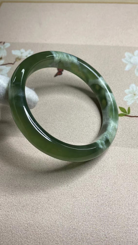 Gelang Bahan Fine Jade 180 Ukuran Gelang 63-65mm Ukuran 64.6mm Lebar 12.9mm Batu giok terbentuk secara alami Pola acak Sudah termasuk pajak pengiriman.