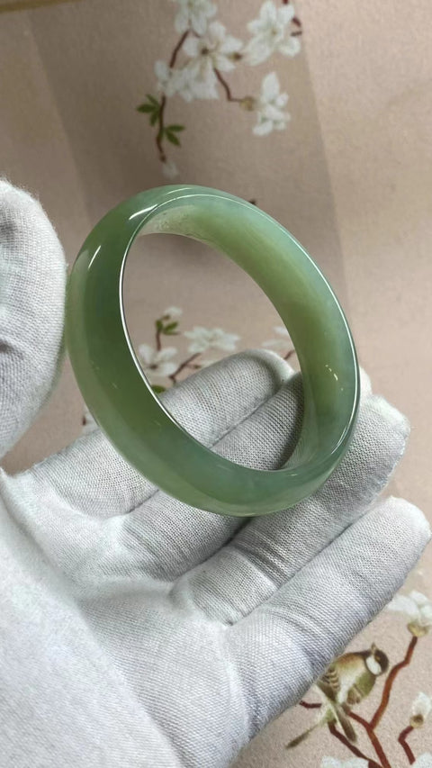 Gelang Gradien Giok Cui Alami Ukuran 57-59mm Ukuran 58.2mm Lebar Sisi 16.9mm Giok terjadi secara alami Pola acak Pajak pengiriman sudah termasuk.