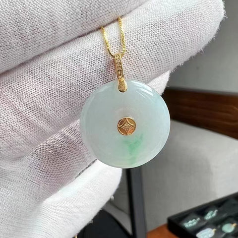 Kalung Gesper Perdamaian Jadeite Alami dari Emas 18k dengan Rantai Perak 925 Ukuran 21.7 * 3.9mm Giok halus dan hangat Sudah termasuk pajak pengiriman.