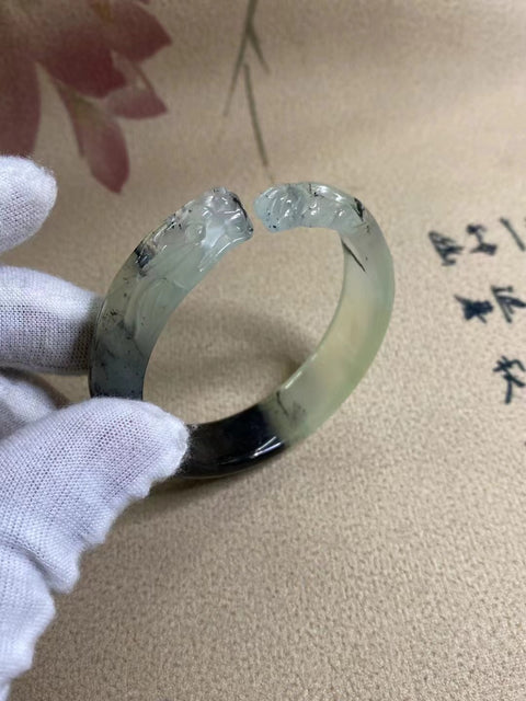 Gelang Tinta Giok Giok Cui Alami Ukiran Tangan Giok yang bersih, halus dan hangat Ukuran 53-55mm Ukuran 54.8mm Lebar Samping 14.6mm Sudah termasuk pajak pengiriman.