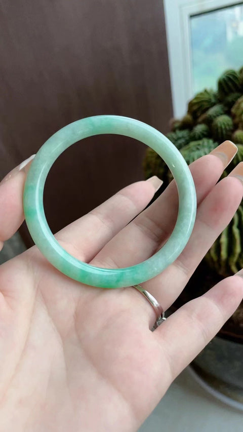 Gelang barang dari batu giok alami & gelang & nbsp; Bahan dasar lubang tua yang halus dan hangat ukuran 56mm Batu giok secara alami memiliki pola acak Termasuk pajak pengiriman