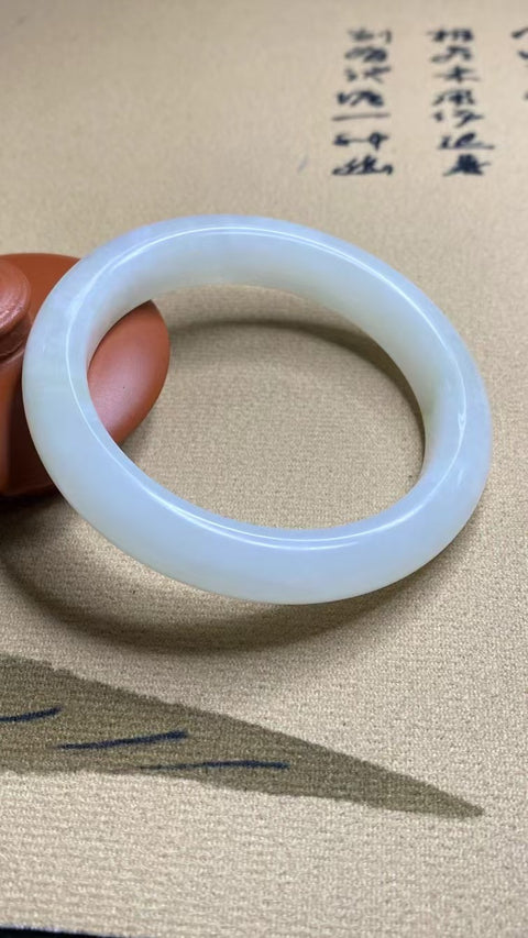 Gelang Cahaya Bulan Putih Giok Cui Giok Alami Ukuran 55-57mm Ukuran 56.8mm Lebar Sisi 12.1mm Giok semuanya terjadi secara alami Pola acak termasuk pajak pengiriman