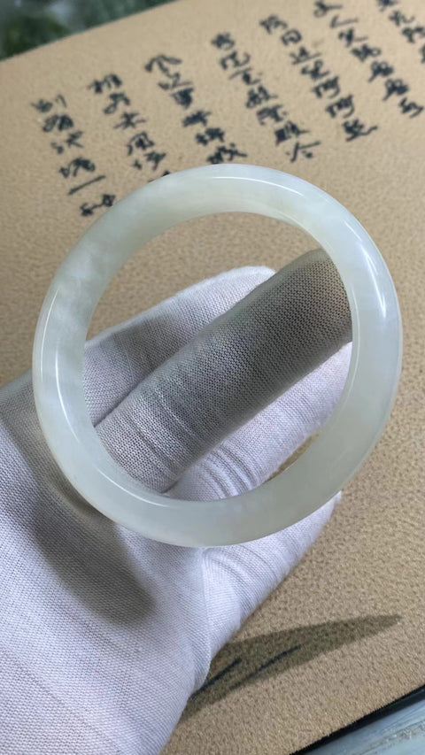Gelang Giok Ciu Alami Gioknya bersih, halus dan hangat; Gayanya indah Ukuran 59-61mm Ukuran 60.2mm Lebar variabel 12.7mm Gioknya terbentuk secara alami Pola acak; Termasuk Pajak Pengiriman