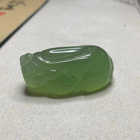 Liontin Giok Alami dengan Pixi, Giok Tembus Cahaya, Bersih dan Halus Ukuran 49 * 25mm Sudah termasuk ongkos kirim dan pajak.