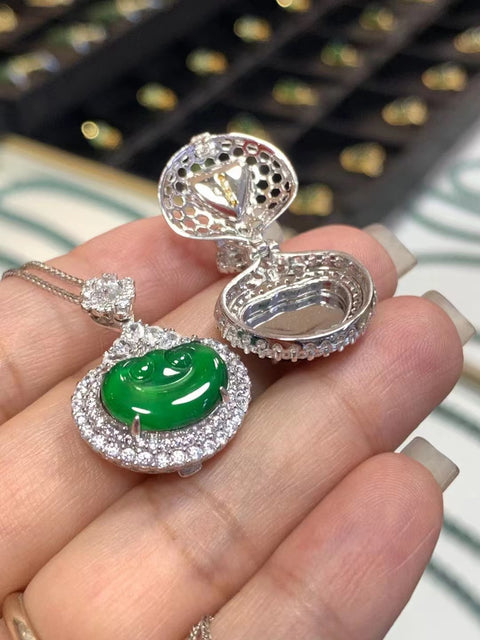 Kalung Giok Guatemala Jadeite Ruyi 925 perak dengan pengaturan perak Giok bersih, halus, dan hangat Ukuran 9,9 * 14,2 * 2,8 mm sudah termasuk pajak pengiriman