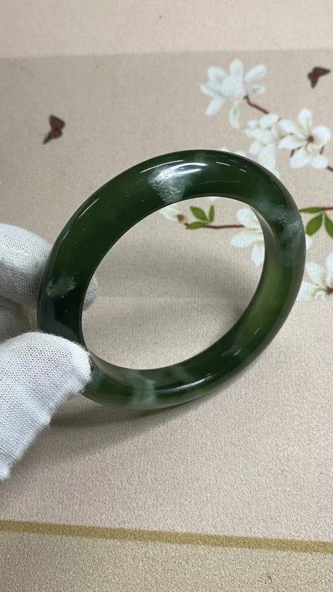 Gelang Giok Cui Giok Hijau Penuh Giok dalam Giok Ukuran 57-59mm Ukuran 58.9mm Lebar Sisi 12.2mm Giok terjadi secara alami Pola acak Sudah termasuk pajak pengiriman.
