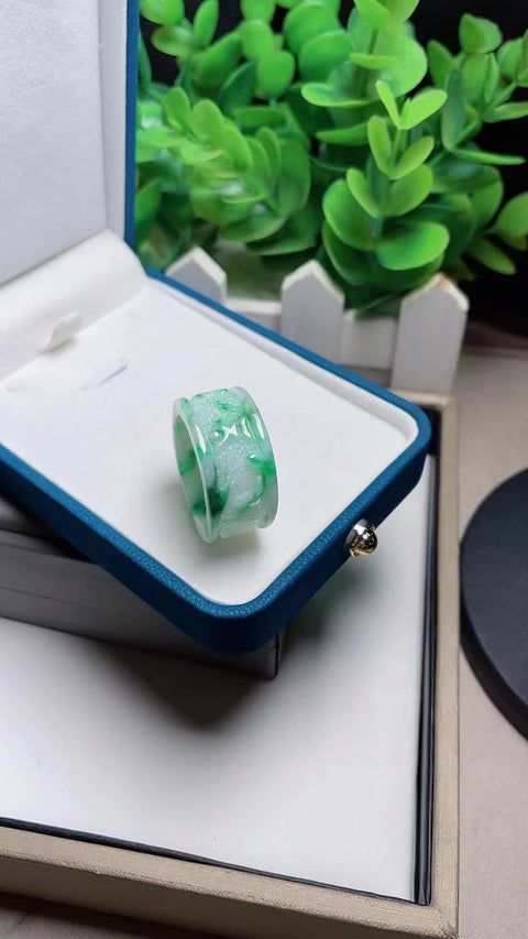 Jadeite Trigger Finger alami, penuh air, bunga hijau yang indah, ukuran 2.2, gaya yang indah, sudah termasuk pajak pengiriman.