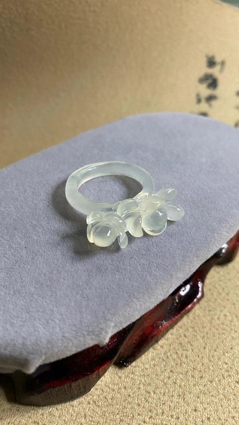 Cincin Es Giok Cui Giok alami yang bersih, halus dan hangat Ukuran 18,2 mm Sudah termasuk ongkos kirim dan pajak.