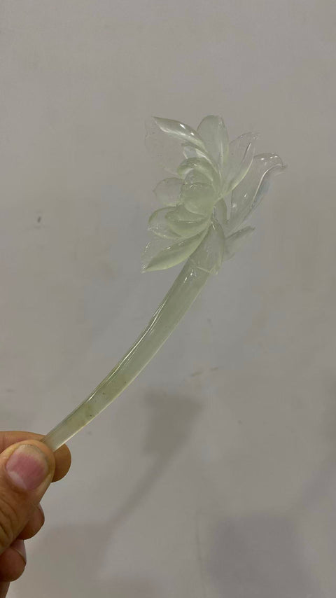 Keberuntungan Berlimpah: Jepit rambut giok Xiuyan hijau es yang indah, dibuat dengan cermat, sangat elegan. Ukuran: 190 mm. Biaya pengiriman dan pajak sudah termasuk.